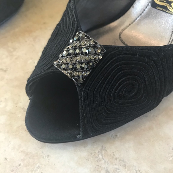 Laundry by Shelli Sagal black satin peeptoe heels - Picture 3 of 8